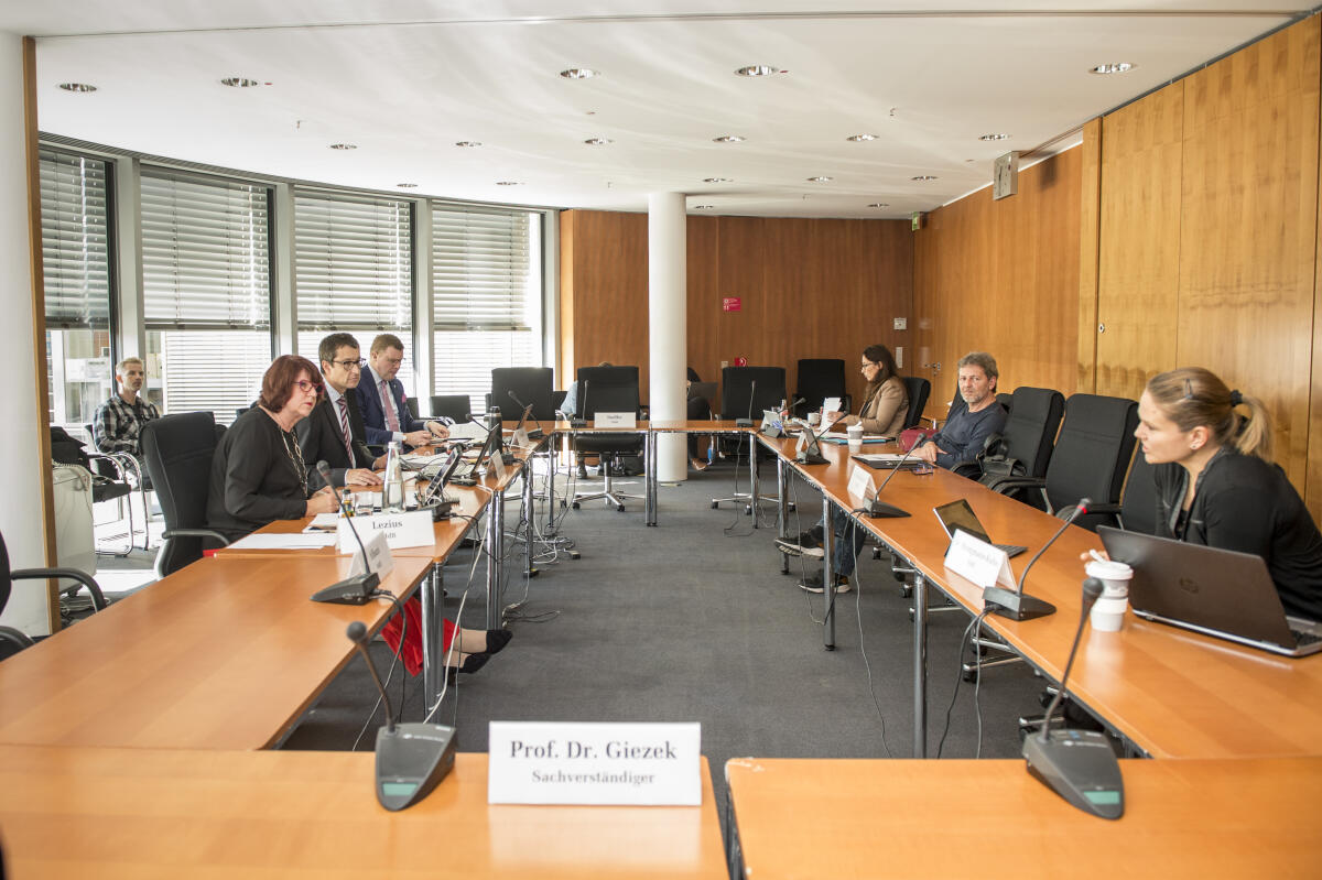  Konstituierende Sitzung der Projektgruppe 7 "Finanzierung der Aus- und Weiterbildung" mit der Vorsitzenden der Enquete-Kommission, Antje Lezius (l), CDU/CSU, MdB - Yasmin Fahimi (3.vr), SPD, MdB, Markus Paschke (2.vr), SPD, MdB.