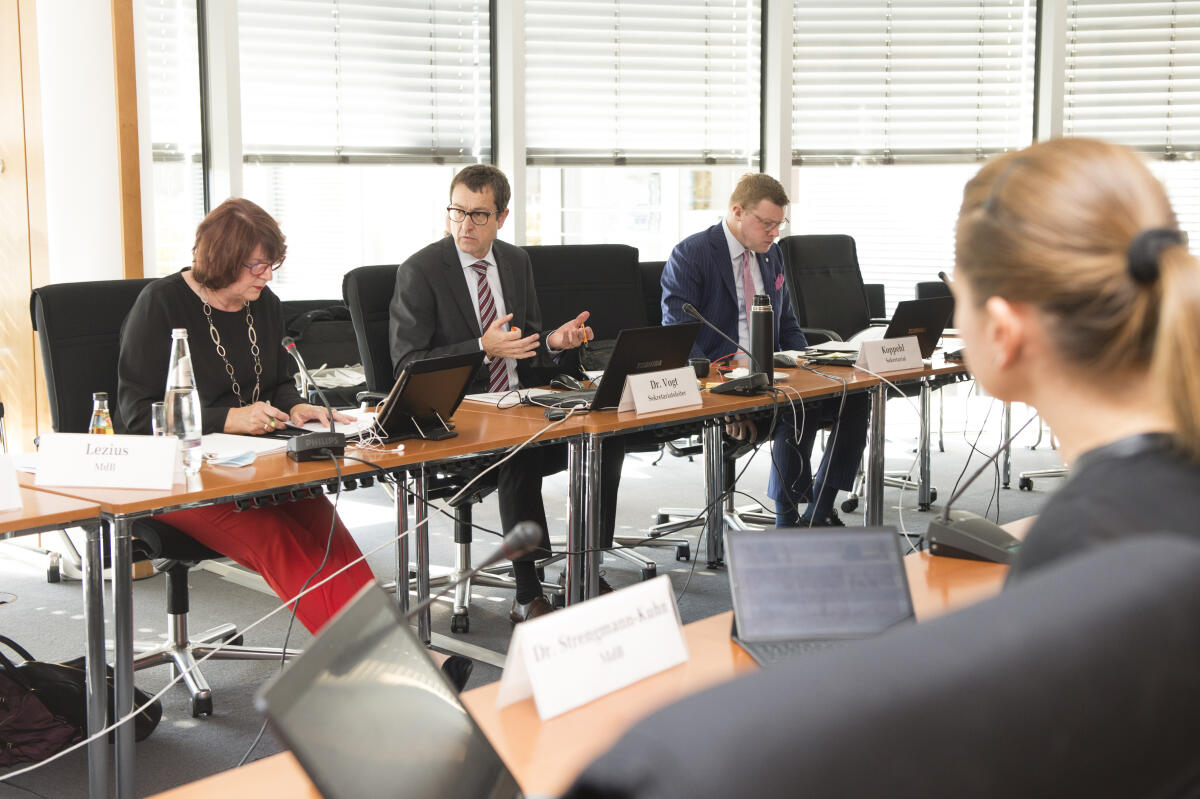  Konstituierende Sitzung der Projektgruppe 7 "Finanzierung der Aus- und Weiterbildung" mit der Vorsitzenden der Enquete-Kommission, Antje Lezius (l), CDU/CSU, MdB, und Mitgliedern des Ausschusssekretariats.
