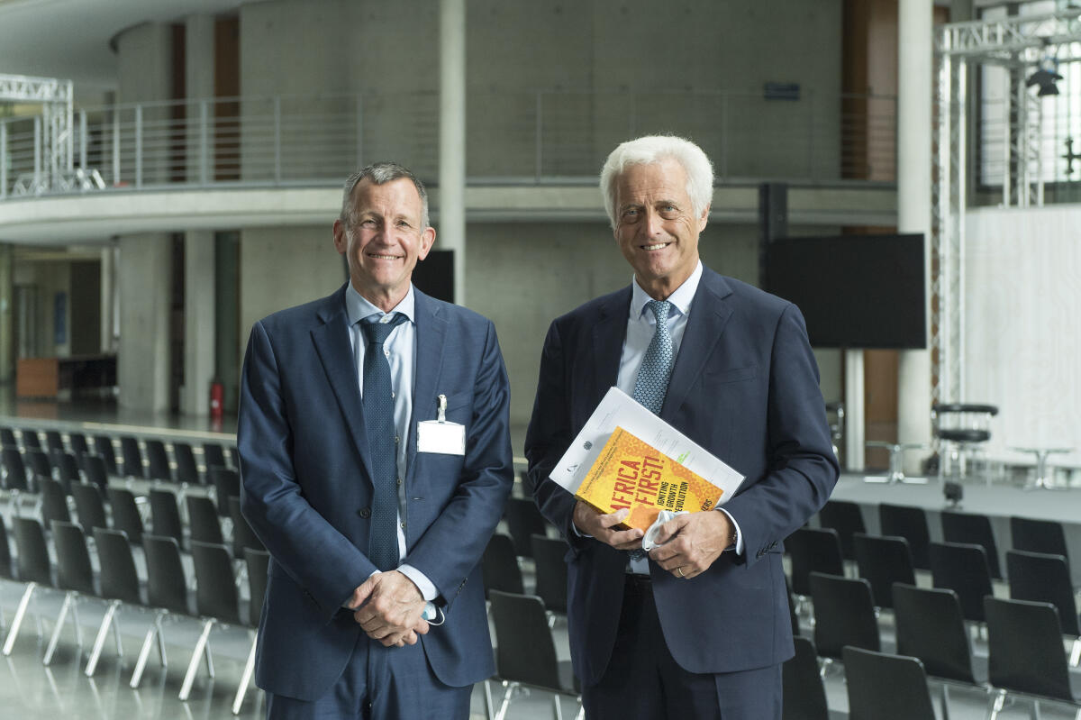 Der Ausschussvorsitzende Peter Ramsauer (r), CDU/CSU, MdB, und der Gast und Autor Dr. Jakkie Cilliers (l) nachdem Dr. Cilliers im Ausschuss für wirtschaftliche Zusammenarbeit und Entwicklung über COVID-19 in Südafrika gesprochen hat. Ramsauer, Peter Der Ausschussvorsitzende Peter Ramsauer (r), CDU/CSU, MdB, und der Gast und Autor Dr. Jakkie Cilliers (l) nachdem Dr. Cilliers im Ausschuss für wirtschaftliche Zusammenarbeit und Entwicklung über COVID-19 in Südafrika gesprochen hat.