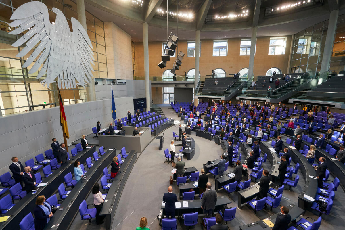 Die Abgeordneten erheben sich zu Ehren des Verstorbenen ehemaligen Bundesministers und Abgeordneten Hans Jochen Vogel, SPD, zu Beginn der 173. Sitzung Deutscher Bundestag. Die Abgeordneten erheben sich zu Ehren des Verstorbenen ehemaligen Bundesministers und Abgeordneten Hans Jochen Vogel, SPD, zu Beginn der 173. Sitzung Deutscher Bundestag.