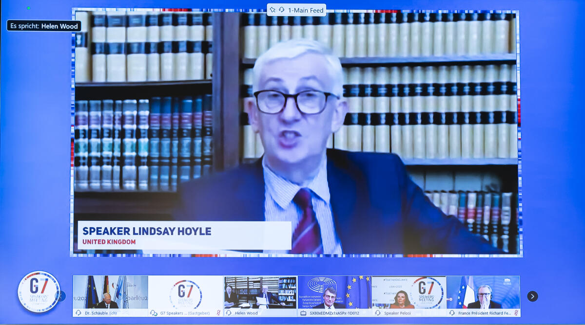 Sir Lindsay Hoyle, Sprecher des britischen Unterhauses, spricht bei einer Videokonferenz der G7 Parlamentspräsidenten Hoyle, Lindsay Sir Lindsay Hoyle, Sprecher des britischen Unterhauses, spricht bei einer Videokonferenz der G7 Parlamentspräsidenten