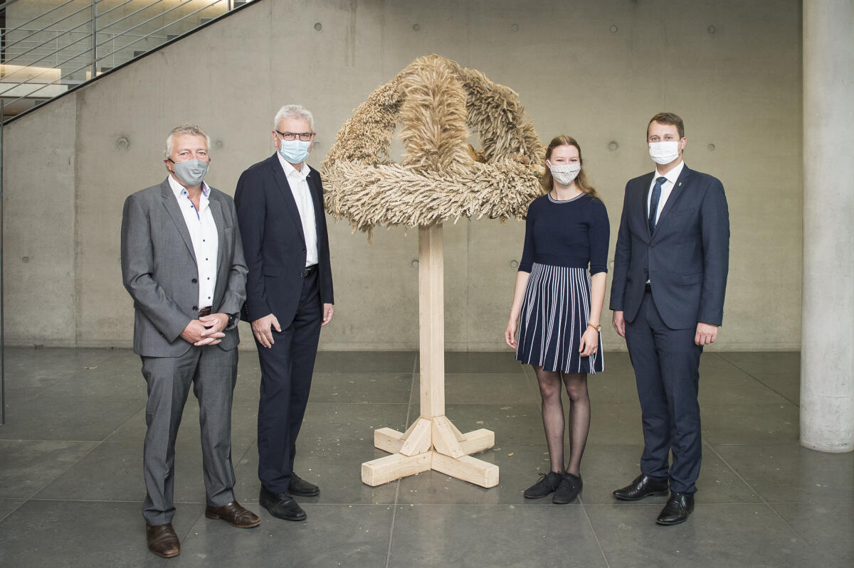Überreichung der Erntekrone 2020 durch den Bund der Deutschen Landjugend und die Landjugend Nord-Dinker (l-r): Obmann der SPD, Peter Spiering, der Vorsitzende des Ausschusses für Ernährung und Landwirtschaft, Alois Gerig, CDU/CSU, MdB, Kathrin Muus und Sebastian Schaller vom Bund Deutscher Landjugend. Überreichung der Erntekrone 2020 durch den Bund der Deutschen Landjugend und die Landjugend Nord-Dinker (l-r): Obmann der SPD, Peter Spiering, der Vorsitzende des Ausschusses für Ernährung und Landwirtschaft, Alois Gerig, CDU/CSU, MdB, Kathrin Muus und Sebastian Schaller vom Bund Deutscher Landjugend.