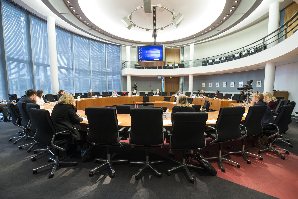 Mitglieder der Kinderkommission des Bayrischen Landtages besuchen die Kinderkommission des Deutschen Bundestages. Blick in den Sitzungssaal. Mitglieder der Kinderkommission des Bayrischen Landtages besuchen die Kinderkommission des Deutschen Bundestages. Blick in den Sitzungssaal.