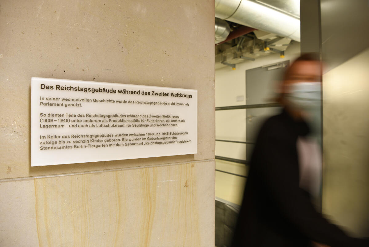Im Untergeschoss des Ostflügels im Reichstagsgebäude werden Besucher auf einer Tafel über die Kinder informiert, die während des Zweiten Weltkrieges in den letzten Kriegsjahren in den Kellerräumen des Parlamentsgebäudes zur Welt kamen. Im Untergeschoss des Ostflügels im Reichstagsgebäude werden Besucher auf einer Tafel über die Kinder informiert, die während des Zweiten Weltkrieges in den letzten Kriegsjahren in den Kellerräumen des Parlamentsgebäudes zur Welt kamen.
