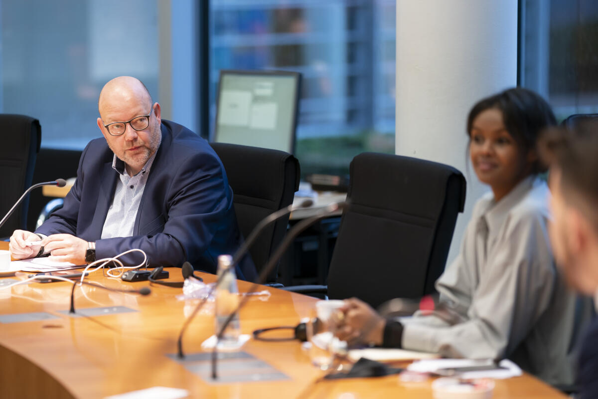 Olaf in der Beek (l), FDP, MdB, mit Frau Ilwad Elman aus Somalia (r), Trägerin des Deutschen Afrika-Preises 2020, im Ausschuss für wirtschaftliche Zusammenarbeit und Entwicklung des Deutschen Bundestages. In der Beek, Olaf Olaf in der Beek (l), FDP, MdB, mit Frau Ilwad Elman aus Somalia (r), Trägerin des Deutschen Afrika-Preises 2020, im Ausschuss für wirtschaftliche Zusammenarbeit und Entwicklung des Deutschen Bundestages.
