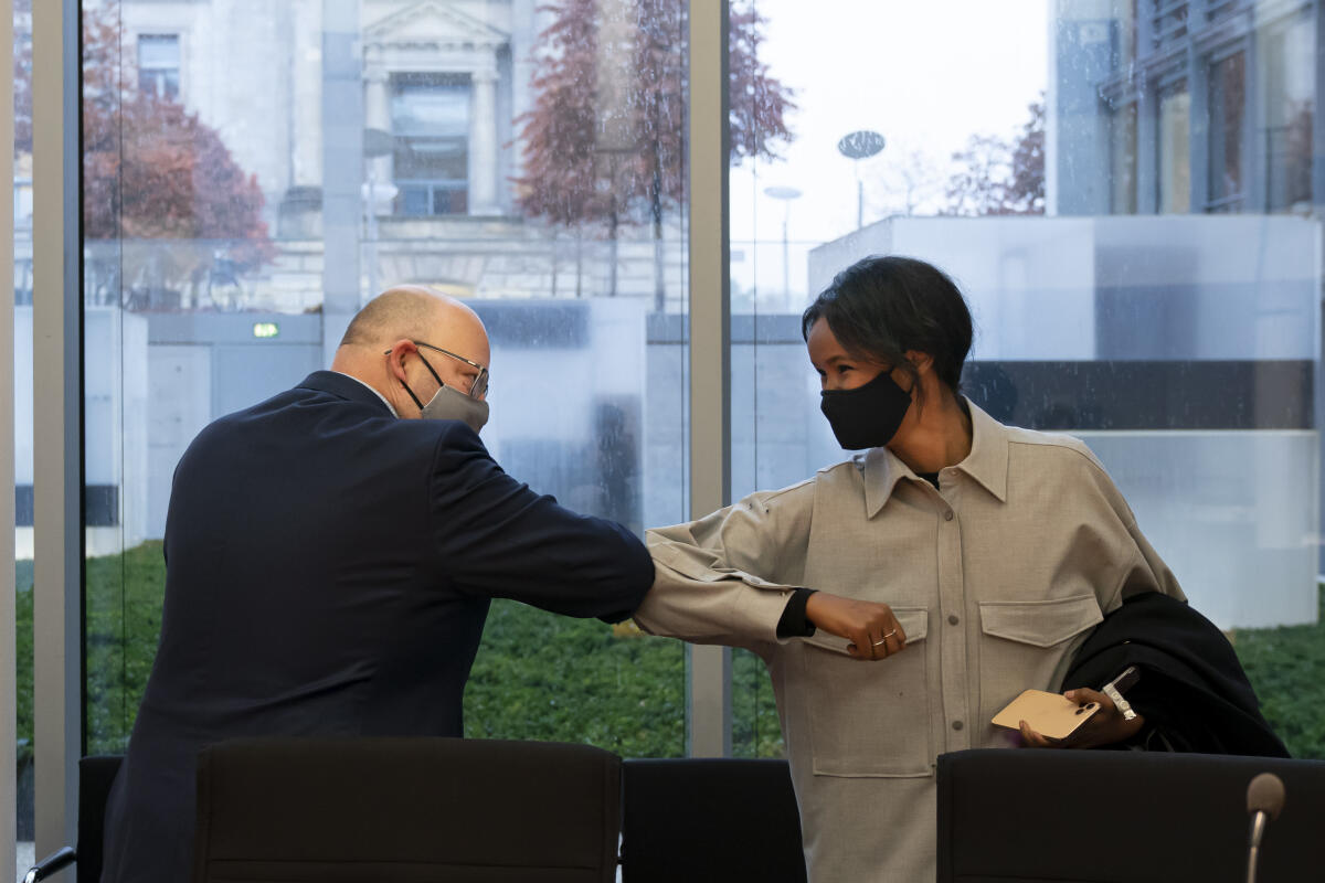 Olaf in der Beek (l), FDP, MdB, begrüßt Frau Ilwad Elman aus Somalia (r), Trägerin des Deutschen Afrika-Preises 2020, im Ausschuss für wirtschaftliche Zusammenarbeit und Entwicklung des Deutschen Bundestages. In der Beek, Olaf Olaf in der Beek (l), FDP, MdB, begrüßt Frau Ilwad Elman aus Somalia (r), Trägerin des Deutschen Afrika-Preises 2020, im Ausschuss für wirtschaftliche Zusammenarbeit und Entwicklung des Deutschen Bundestages.