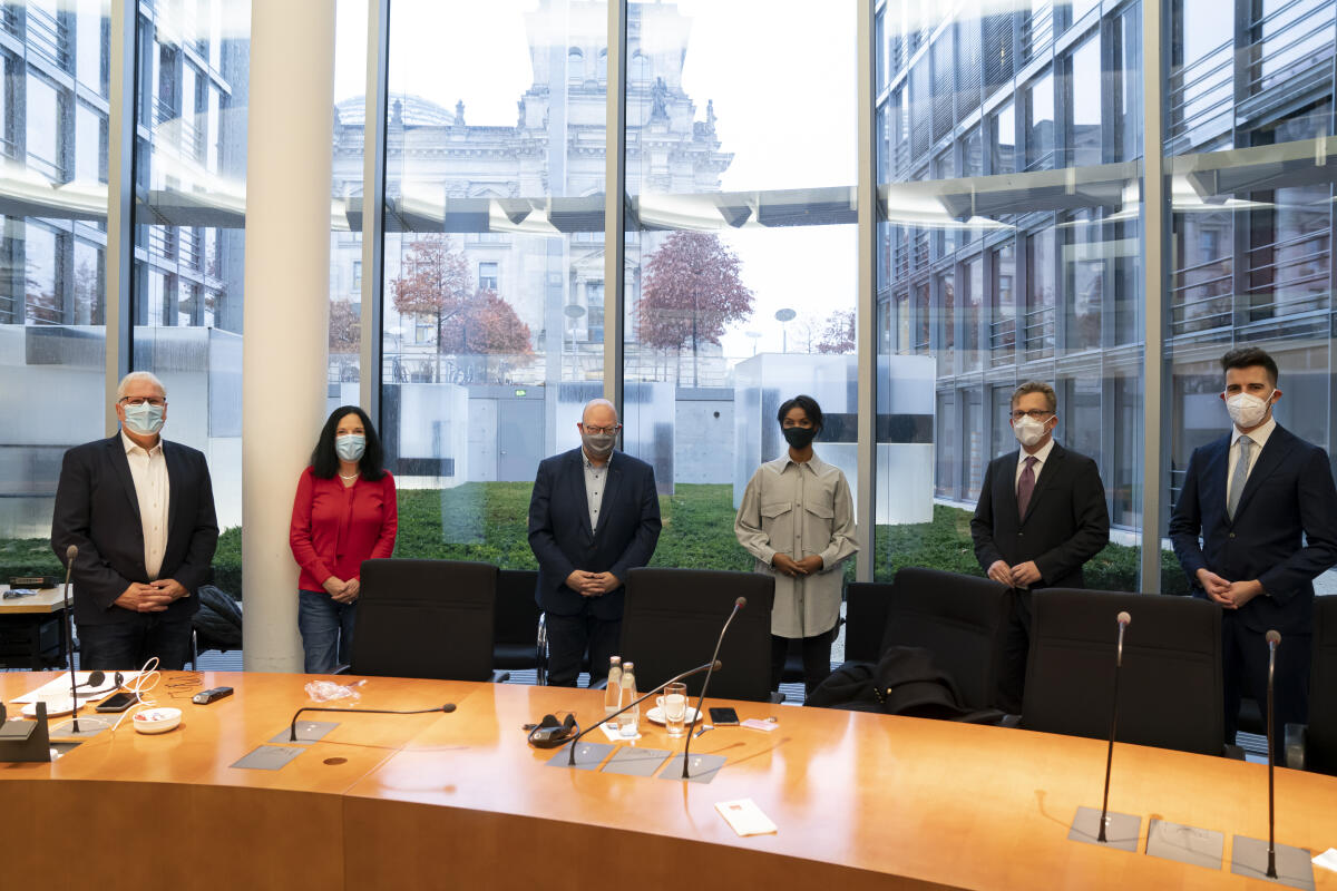 In der Beek, Olaf; Holtz, Ottmar von; Schreiber, Eva-Maria Vlnr: Ottmar von Holtz, Bündnis 90/Die Grünen, MdB, Eva-Maria Schreiber, Die Linke, MdB, Olaf in der Beek, FDP, MdB, Frau Ilwad Elman, Trägerin des Deutschen Afrika-Preises 2020 aus Somalia, David Schwake, Generalsekretär der Deutschen Afrika Stiftung e.V., und ein Mitarbeiter von Frau Ilwad Elman, beim Empfang im Ausschuss für wirtschaftliche Zusammenarbeit und Entwicklung des Deutschen Bundestages.; ; 