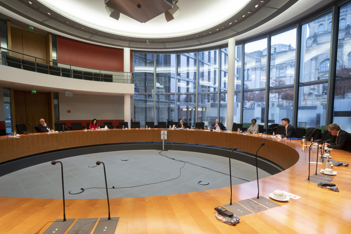 Die Trägerin des Deutschen Afrika-Preises 2020, Frau Ilwad Elman aus Somalia, ist Gast im Ausschuss für wirtschaftliche Zusammenarbeit und Entwicklung des Deutschen Bundestages.; Blick in den Saal. Die Trägerin des Deutschen Afrika-Preises 2020, Frau Ilwad Elman aus Somalia, ist Gast im Ausschuss für wirtschaftliche Zusammenarbeit und Entwicklung des Deutschen Bundestages.; Blick in den Saal.