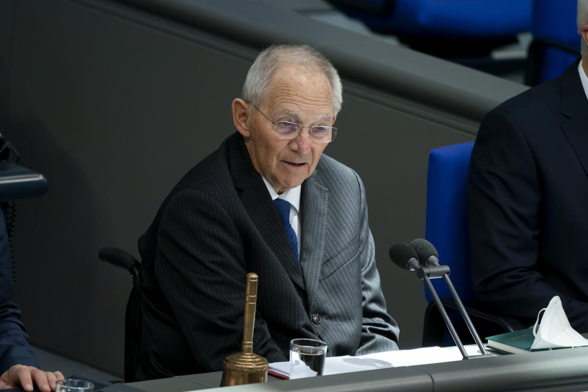 Bundestagspräsident Dr. Wolfgang Schäuble zu Beginn der Plenarsitzung, am Mittwoch, 4. November 2020, der Opfer der terroristischen Anschläge in Frankreich und Wien gedacht. Schäuble, Wolfgang Bundestagspräsident Dr. Wolfgang Schäuble zu Beginn der Plenarsitzung, am Mittwoch, 4. November 2020, der Opfer der terroristischen Anschläge in Frankreich und Wien gedacht.