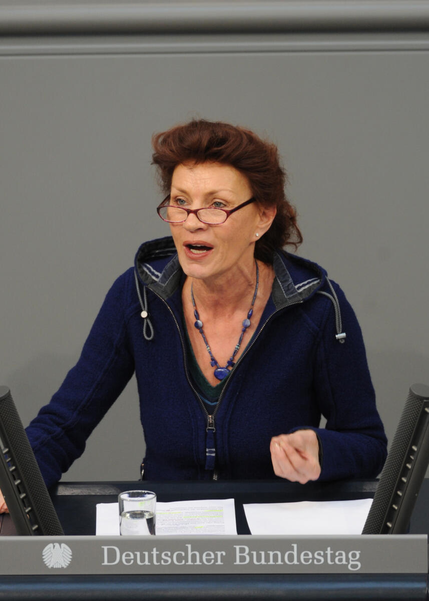 Ulla Jelpke, DIE LINKE, Bundestagsabgeordnete, Abgeordnete, Mitglied des Deutschen Bundestages, MdB, Rede, Deutscher Bundestag, 162. Sitzung, Top 27, Thema: Bekämpfung des Rechtsextremismus, Redner 4.; Rednerpult. Jelpke, Ulla Ulla Jelpke, DIE LINKE, Bundestagsabgeordnete, Abgeordnete, Mitglied des Deutschen Bundestages, MdB, Rede, Deutscher Bundestag, 162. Sitzung, Top 27, Thema: Bekämpfung des Rechtsextremismus, Redner 4.; Rednerpult.