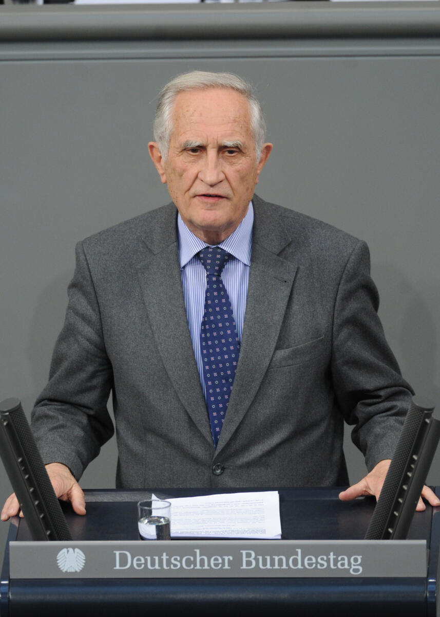 Geis, Norbert Norbert Geis, CDU/CSU, Bundestagsabgeordneter, Abgeordneter, Mitglied des Deutschen Bundestages, MdB, Rede, Deutscher Bundestag, 213. Sitzung, Top 1, Thema: Gesetzliche Regelung der Beschneidung, Redner 11.; Rednerpult.