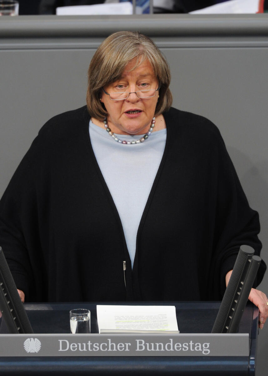 Andrea Astrid Voßhoff, CDU/CSU, Bundestagsabgeordnete, Abgeordnete, Mitglied des Deutschen Bundestages, MdB, Rede, Deutscher Bundestag, 213. Sitzung, Top 1, Thema: Gesetzliche Regelung der Beschneidung, Redner 3.; Rednerpult. Voßhoff, Andrea Astrid Andrea Astrid Voßhoff, CDU/CSU, Bundestagsabgeordnete, Abgeordnete, Mitglied des Deutschen Bundestages, MdB, Rede, Deutscher Bundestag, 213. Sitzung, Top 1, Thema: Gesetzliche Regelung der Beschneidung, Redner 3.; Rednerpult.