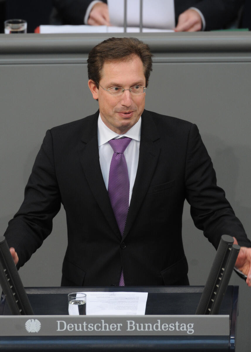 Stephan Thomae, FDP, Bundestagsabgeordneter, Abgeordneter, Mitglied des Deutschen Bundestages, MdB, Rede, Deutscher Bundestag, 213. Sitzung, Top 1, Thema: Gesetzliche Regelung der Beschneidung, Redner 1.; Rednerpult. Thomae, Stephan Stephan Thomae, FDP, Bundestagsabgeordneter, Abgeordneter, Mitglied des Deutschen Bundestages, MdB, Rede, Deutscher Bundestag, 213. Sitzung, Top 1, Thema: Gesetzliche Regelung der Beschneidung, Redner 1.; Rednerpult.