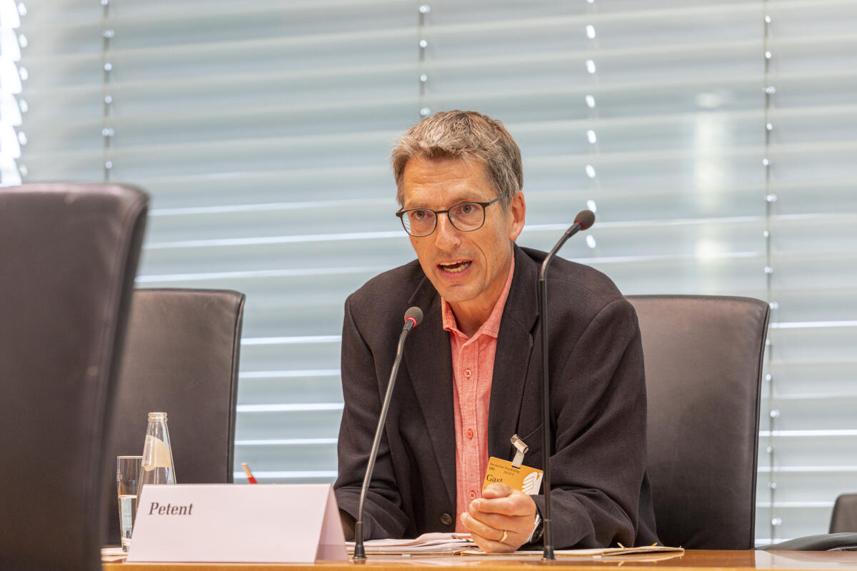 Öffentliche Sitzung des Petitionsausschusses zu den Tagesordnungspunkten "Keine Einleitung ungeklärter Hausabwässer in Gewässer","Personalbemessung in psychiatrischen, kinder- und jugendpsychiatrischen Kliniken" und "Keine zentrale Datenspeicherung sämtlicher Patientendaten" im Anhörungssaal im Marie-Elisabeth-Lüders-Haus des Deutschen Bundestages.; Dr. Andreas Meißner, Petent, spricht zum Thema "Keine zentrale Datenspeicherung sämtlicher Patientendaten" während der Anhörung. Meißner, Andreas Öffentliche Sitzung des Petitionsausschusses zu den Tagesordnungspunkten "Keine Einleitung ungeklärter Hausabwässer in Gewässer","Personalbemessung in psychiatrischen, kinder- und jugendpsychiatrischen Kliniken" und "Keine zentrale Datenspeicherung sämtlicher Patientendaten" im Anhörungssaal im Marie-Elisabeth-Lüders-Haus des Deutschen Bundestages.; Dr. Andreas Meißner, Petent, spricht zum Thema "Keine zentrale Datenspeicherung sämtlicher Patientendaten" während der Anhörung.