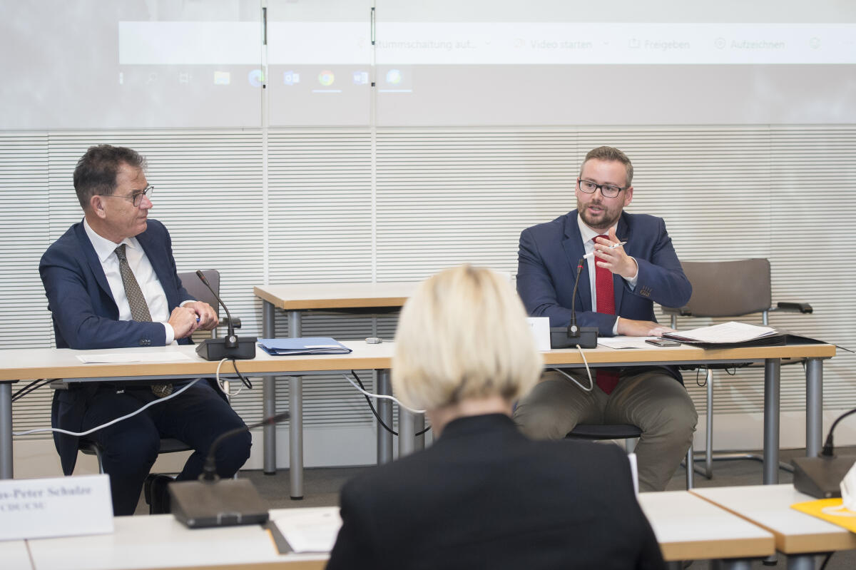 Bundesminister für wirtschaftliche Zusammenarbeit und Entwicklung, Dr. Gerd Müller (l), CDU/CSU, MdB, informiert den Ausschuss für Tourismus zum Thema "Auswirkungen der Corona-Pandemie auf den Tourismus in den Schwellen- und Entwicklungsländern" im Reichstagsgebäude. Rechts neben ihm sitzt der Vorsitzende Sebastian Münzenmaier, AfD, MdB. Münzenmaier, Sebastian; Müller, Gerd Bundesminister für wirtschaftliche Zusammenarbeit und Entwicklung, Dr. Gerd Müller (l), CDU/CSU, MdB, informiert den Ausschuss für Tourismus zum Thema "Auswirkungen der Corona-Pandemie auf den Tourismus in den Schwellen- und Entwicklungsländern" im Reichstagsgebäude. Rechts neben ihm sitzt der Vorsitzende Sebastian Münzenmaier, AfD, MdB.