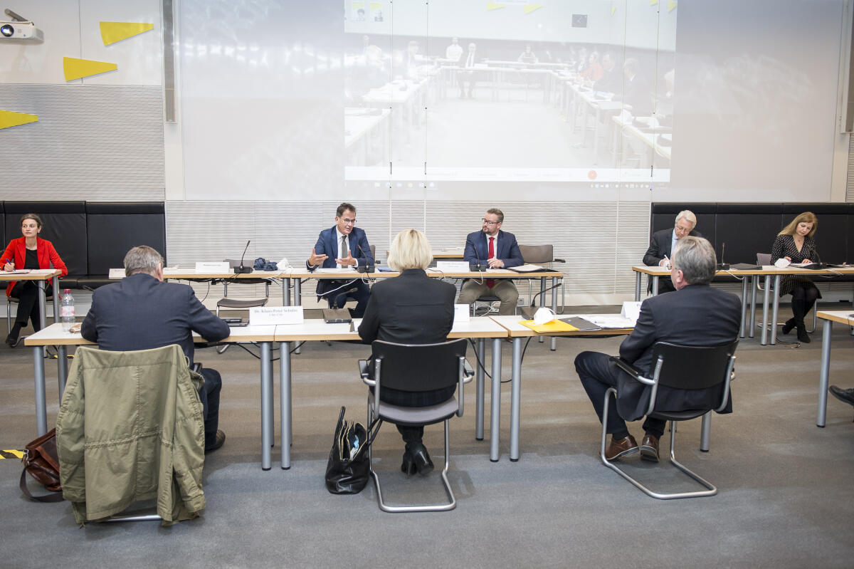 Bundesminister für wirtschaftliche Zusammenarbeit und Entwicklung, Dr. Gerd Müller (3.vl), CDU/CSU, MdB, informiert den Ausschuss für Tourismus zum Thema "Auswirkungen der Corona-Pandemie auf den Tourismus in den Schwellen- und Entwicklungsländern" im Reichstagsgebäude. Rechts neben ihm sitzt der Vorsitzende Sebastian Münzenmaier, AfD, MdB. Münzenmaier, Sebastian; Müller, Gerd Bundesminister für wirtschaftliche Zusammenarbeit und Entwicklung, Dr. Gerd Müller (3.vl), CDU/CSU, MdB, informiert den Ausschuss für Tourismus zum Thema "Auswirkungen der Corona-Pandemie auf den Tourismus in den Schwellen- und Entwicklungsländern" im Reichstagsgebäude. Rechts neben ihm sitzt der Vorsitzende Sebastian Münzenmaier, AfD, MdB.