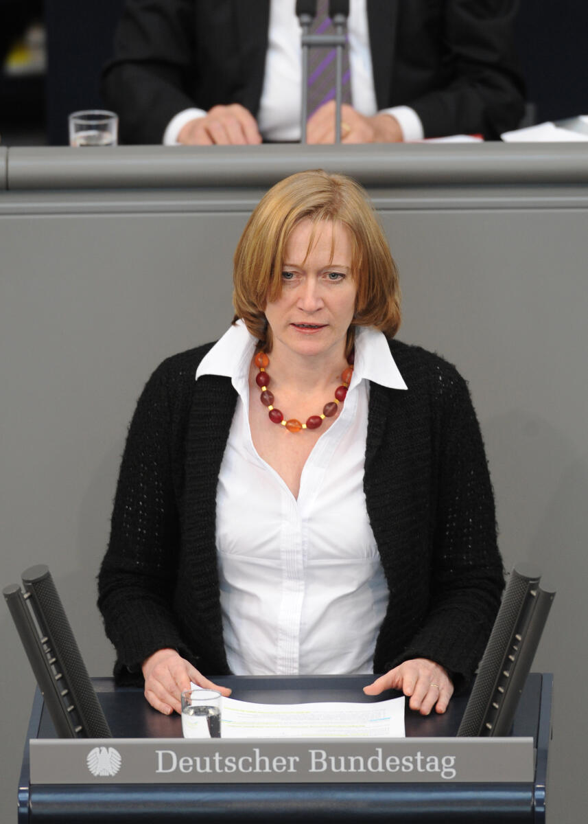 Kerstin Andreae, SPD, Bundestagsabgeordnete, Abgeordnete, Mitglied des Deutschen Bundestages, MdB, Rede, Deutscher Bundestag, 158. Sitzung, Top 4, Thema: Industriepolitik für den Standort Deutschland, Redner 5.; Rednerpult. Andreae, Kerstin Kerstin Andreae, SPD, Bundestagsabgeordnete, Abgeordnete, Mitglied des Deutschen Bundestages, MdB, Rede, Deutscher Bundestag, 158. Sitzung, Top 4, Thema: Industriepolitik für den Standort Deutschland, Redner 5.; Rednerpult.
