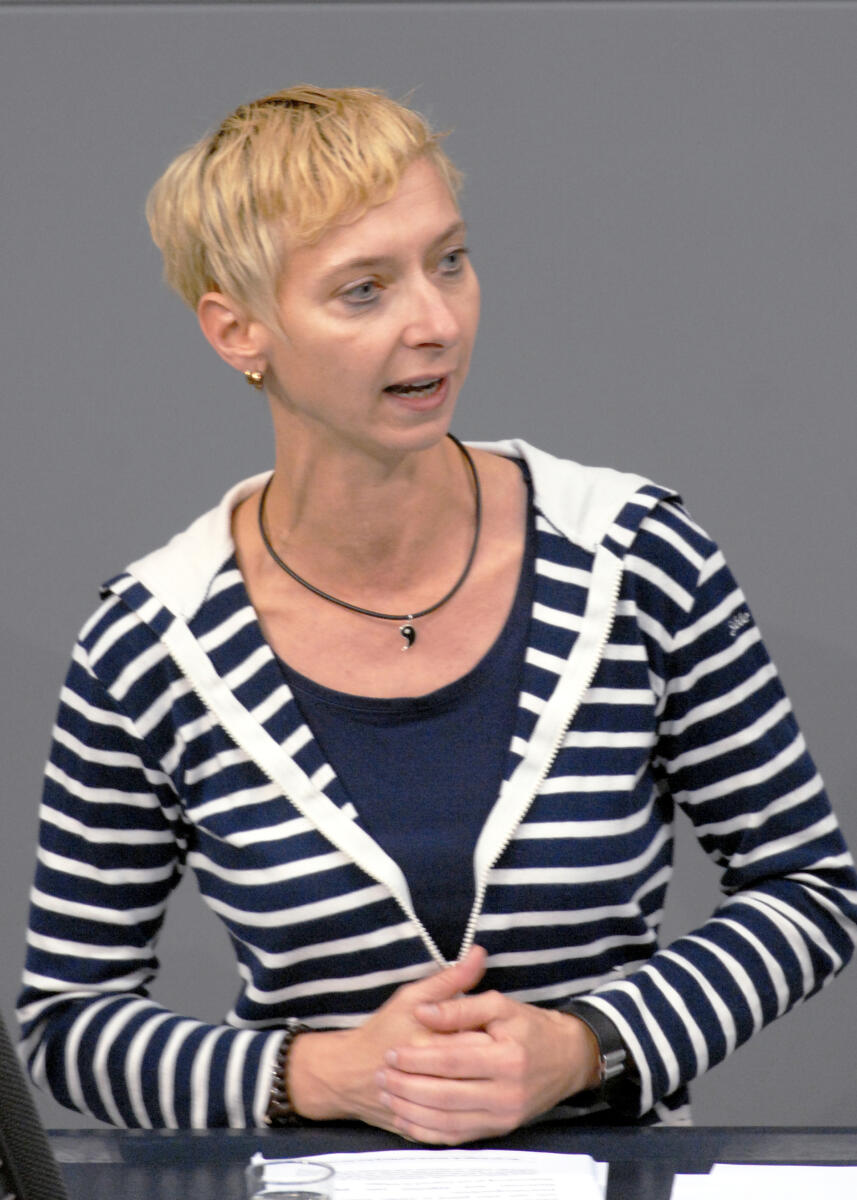 Halina Wawzyniak, DIE LINKE, Bundestagsabgeordnete, Abgeordnete, Mitglied des Deutschen Bundestages, MdB, Rede, Deutscher Bundestag, 195. Sitzung, TOP 3, Thema: Mietrecht, Redner 4.; Rednerpult. Wawzyniak, Halina Halina Wawzyniak, DIE LINKE, Bundestagsabgeordnete, Abgeordnete, Mitglied des Deutschen Bundestages, MdB, Rede, Deutscher Bundestag, 195. Sitzung, TOP 3, Thema: Mietrecht, Redner 4.; Rednerpult.