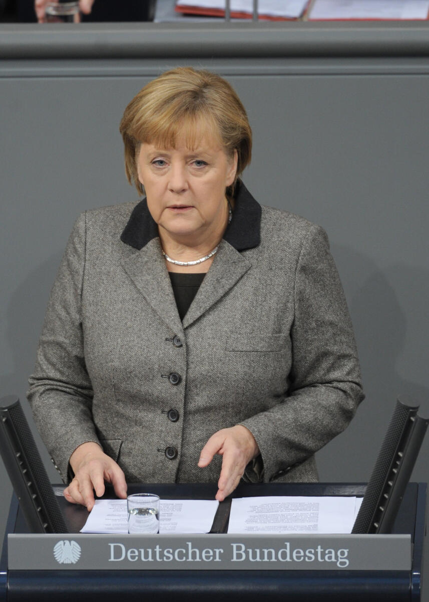 Dr. Angela Merkel, Bundeskanzlerin, CDU/CSU, Bundestagsabgeordnete, Abgeordnete, Mitglied des Deutschen Bundestages, MdB, Rede, Deutscher Bundestag, 214. Sitzung, Top 5, Thema: Regierungserklärung zum Europäischen Rat, Redner 1.; Rednerpult. Merkel, Angela Dr. Angela Merkel, Bundeskanzlerin, CDU/CSU, Bundestagsabgeordnete, Abgeordnete, Mitglied des Deutschen Bundestages, MdB, Rede, Deutscher Bundestag, 214. Sitzung, Top 5, Thema: Regierungserklärung zum Europäischen Rat, Redner 1.; Rednerpult.