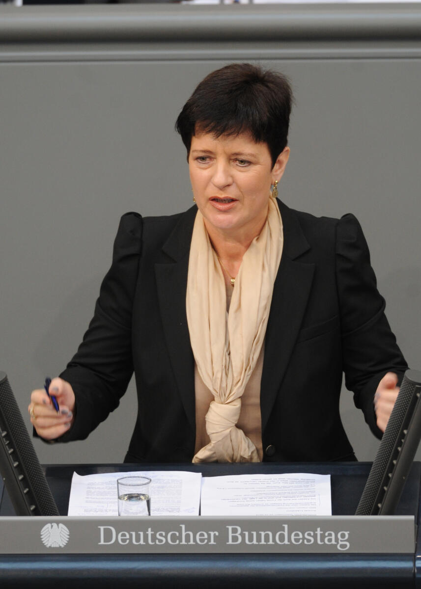 Aschenberg-Dugnus, Christine Christine Aschenberg-Dugnus, FDP, Bundestagsabgeordnete, Abgeordnete, Mitglied des Deutschen Bundestages, MdB, Rede, Deutscher Bundestag, 201. Sitzung, ZP 3, Thema: Praxisgebühr, Redner 8.; Rednerpult.