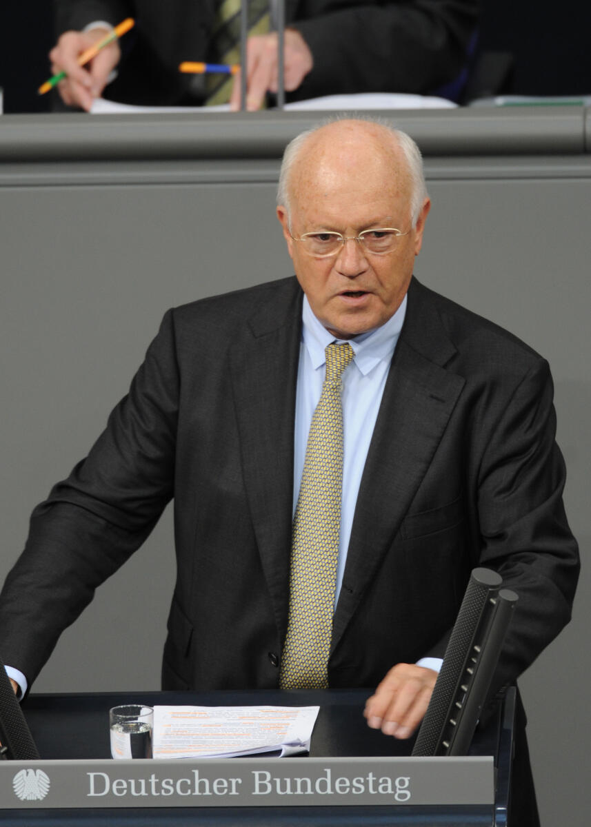 Dr. Hans-Peter Uhl, CDU/CSU, Bundestagsabgeordneter, Abgeordneter, Mitglied des Deutschen Bundestages, MdB, Rede, Deutscher Bundestag, 162. Sitzung, Top 27, Thema: Bekämpfung des Rechtsextremismus, Redner 11.; Rednerpult. Uhl, Hans-Peter Dr. Hans-Peter Uhl, CDU/CSU, Bundestagsabgeordneter, Abgeordneter, Mitglied des Deutschen Bundestages, MdB, Rede, Deutscher Bundestag, 162. Sitzung, Top 27, Thema: Bekämpfung des Rechtsextremismus, Redner 11.; Rednerpult.