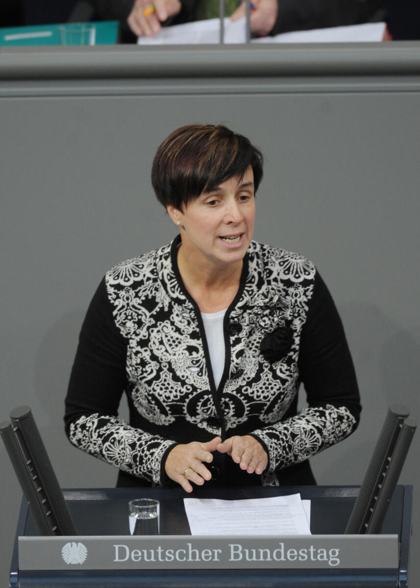 Katrin Kunert, DIE LINKE, Bundestagsabgeordnete, Abgeordnete, Mitglied des Deutschen Bundestages, MdB, Rede, Deutscher Bundestag, 204. Sitzung, Top 3, Thema: Entbürokratisierung des Gemeinnützigkeitsrechts, Redner 9.; Rednerpult. Kunert, Katrin Katrin Kunert, DIE LINKE, Bundestagsabgeordnete, Abgeordnete, Mitglied des Deutschen Bundestages, MdB, Rede, Deutscher Bundestag, 204. Sitzung, Top 3, Thema: Entbürokratisierung des Gemeinnützigkeitsrechts, Redner 9.; Rednerpult.