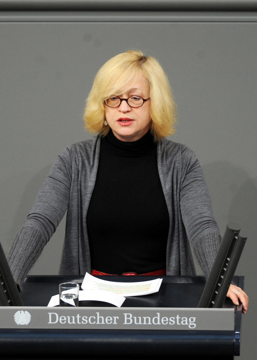 Dr. Barbara Höll, DIE LINKE, Bundestagsabgeordnete, Abgeordnete, Mitglied des Deutschen Bundestages, MdB, Rede, Deutscher Bundestag, 211. Sitzung, ZP 2, Thema: Energiewirtschaftsrecht - Offshore - Stromerzeugung, Redner 4.; Rednerpult. Höll, Barbara Dr. Barbara Höll, DIE LINKE, Bundestagsabgeordnete, Abgeordnete, Mitglied des Deutschen Bundestages, MdB, Rede, Deutscher Bundestag, 211. Sitzung, ZP 2, Thema: Energiewirtschaftsrecht - Offshore - Stromerzeugung, Redner 4.; Rednerpult.
