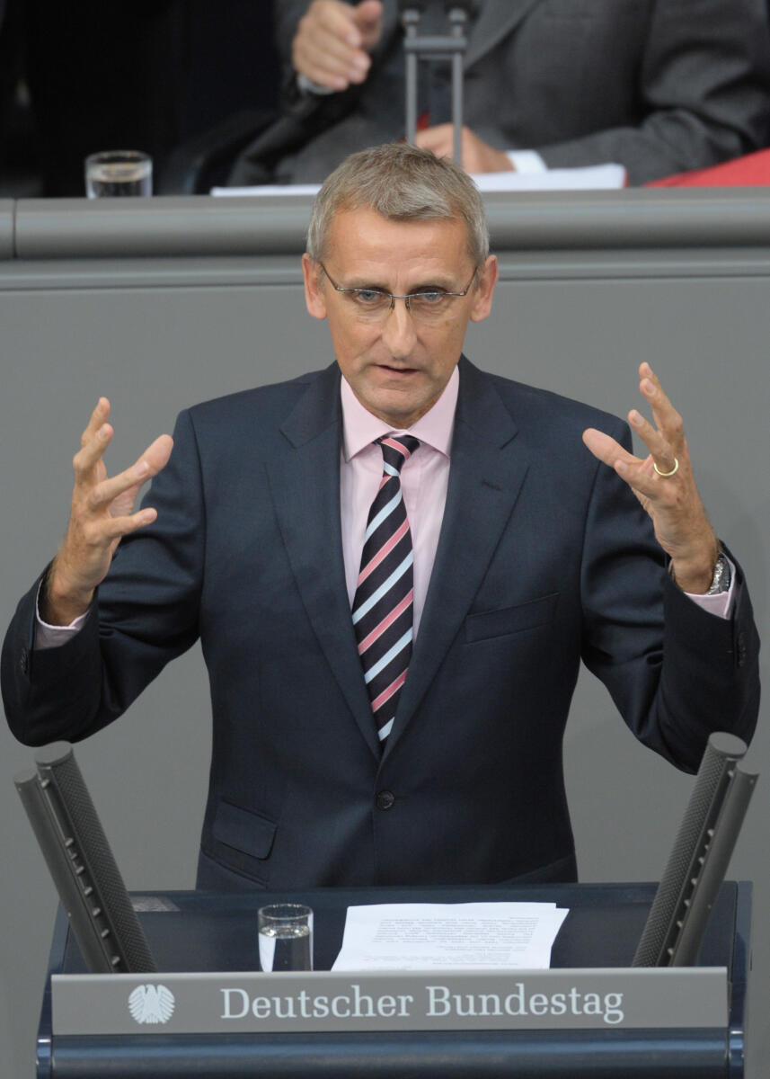 Schuster, Armin Armin Schuster, CDU/CSU, Bundestagsabgeordneter, Abgeordneter, Mitglied des Deutschen Bundestages, MdB, Rede, Deutscher Bundestag, 204. Sitzung, Top 4, Thema: Umgang mit der NS-Vergangenheit, Redner 2.; Rednerpult.