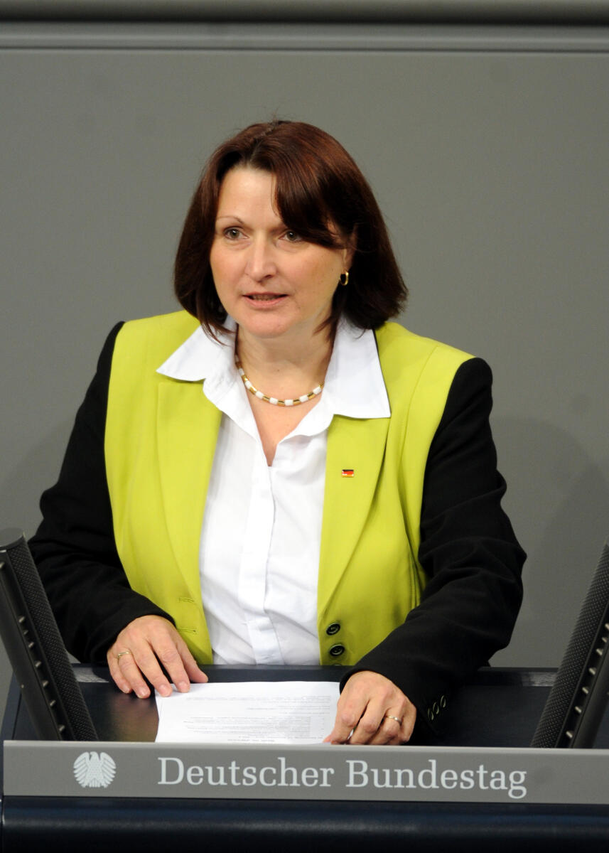 Heike Brehmer, CDU/CSU, Bundestagsabgeordnete, Abgeordnete, Mitglied des Deutschen Bundestages, MdB, Rede, Deutscher Bundestag, 211. Sitzung, Top 4, Thema: Asylbewerberleistungsrecht, Redner 13.; Rednerpult. Brehmer, Heike Heike Brehmer, CDU/CSU, Bundestagsabgeordnete, Abgeordnete, Mitglied des Deutschen Bundestages, MdB, Rede, Deutscher Bundestag, 211. Sitzung, Top 4, Thema: Asylbewerberleistungsrecht, Redner 13.; Rednerpult.