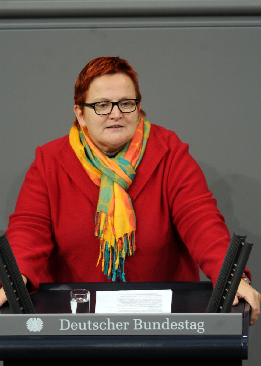 Elke Ferner, SPD, Bundestagsabgeordnete, Abgeordnete, Mitglied des Deutschen Bundestages, MdB, Rede, Deutscher Bundestag, 211. Sitzung, Top 4, Thema: Asylbewerberleistungsrecht, Redner 7.; Rednerpult. Ferner, Elke Elke Ferner, SPD, Bundestagsabgeordnete, Abgeordnete, Mitglied des Deutschen Bundestages, MdB, Rede, Deutscher Bundestag, 211. Sitzung, Top 4, Thema: Asylbewerberleistungsrecht, Redner 7.; Rednerpult.