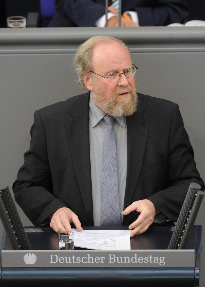 Dr. h. c. Wolfgang Thierse, SPD, Bundestagsabgeordneter, Abgeordneter, Mitglied des Deutschen Bundestages, MdB, Rede, Deutscher Bundestag, 197. Sitzung, TOP 1, Thema: Bericht des Expertenkreises Antisemitismus, Redner 2.; Rednerpult. Thierse, Wolfgang Dr. h. c. Wolfgang Thierse, SPD, Bundestagsabgeordneter, Abgeordneter, Mitglied des Deutschen Bundestages, MdB, Rede, Deutscher Bundestag, 197. Sitzung, TOP 1, Thema: Bericht des Expertenkreises Antisemitismus, Redner 2.; Rednerpult.