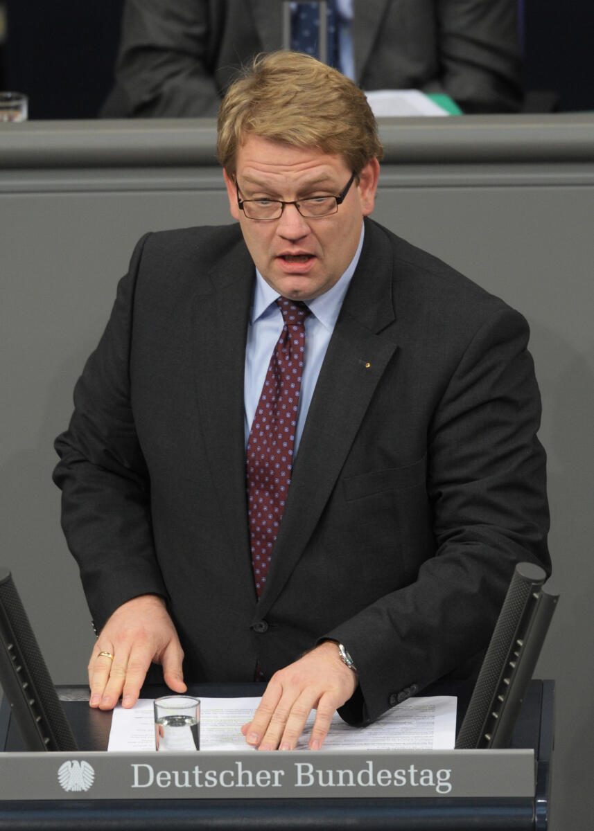 Hartfrid Wolff, FDP, Bundestagsabgeordneter, Abgeordneter, Mitglied des Deutschen Bundestages, MdB, Rede, Deutscher Bundestag, 211. Sitzung, Top 4, Thema: Asylbewerberleistungsrecht, Redner 4.; Rednerpult. Wolff, Hartfrid Hartfrid Wolff, FDP, Bundestagsabgeordneter, Abgeordneter, Mitglied des Deutschen Bundestages, MdB, Rede, Deutscher Bundestag, 211. Sitzung, Top 4, Thema: Asylbewerberleistungsrecht, Redner 4.; Rednerpult.