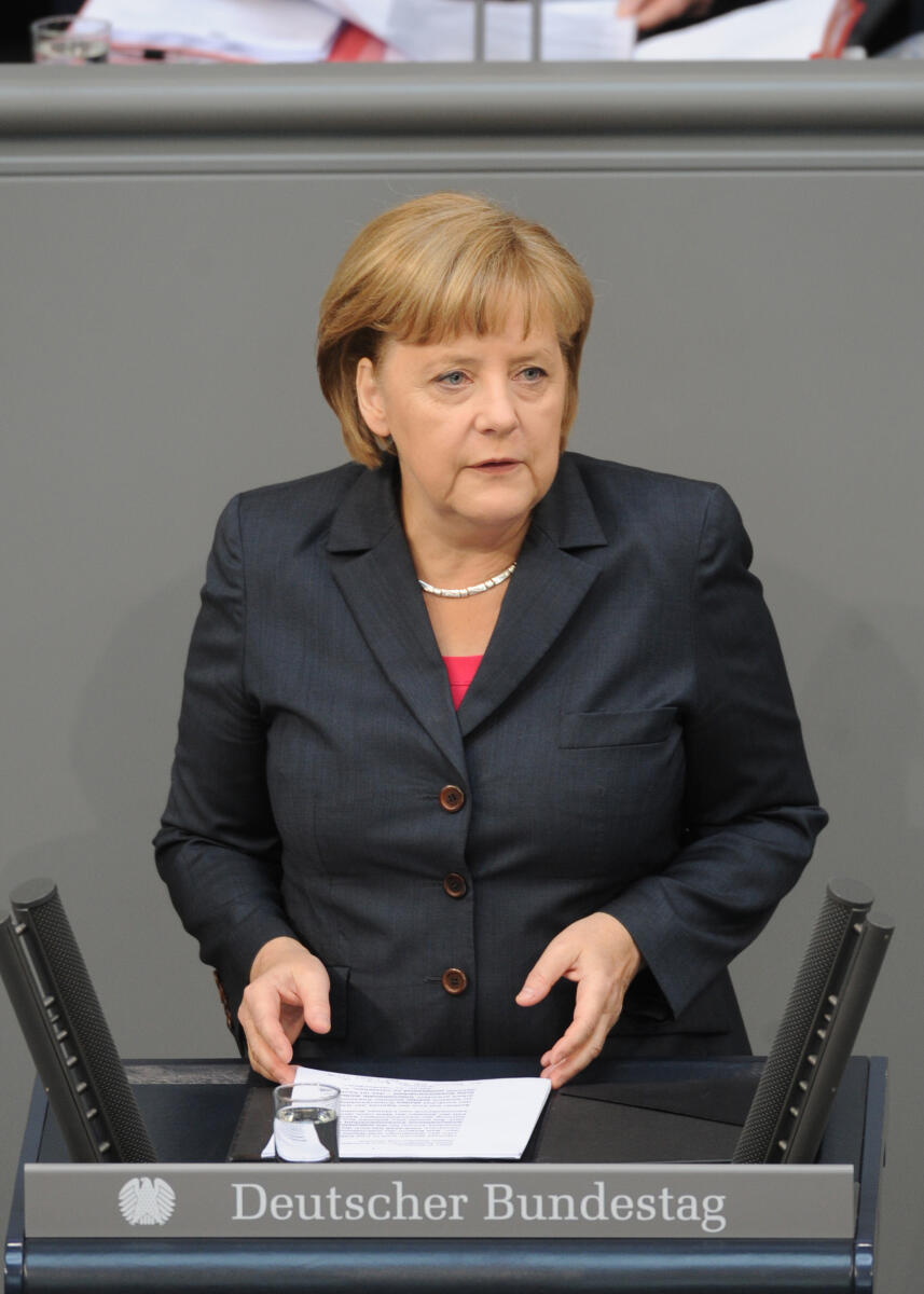 Merkel, Angela Dr. Angela Merkel, Bundeskanzlerin, CDU/CSU, Bundestagsabgeordnete, Abgeordnete, Mitglied des Deutschen Bundestages, MdB, Rede, Deutscher Bundestag, 184. Sitzung, Top 3, Thema: Regierungserklärung zum G-20-Gipfel in Mexiko, Redner 1.; Rednerpult.