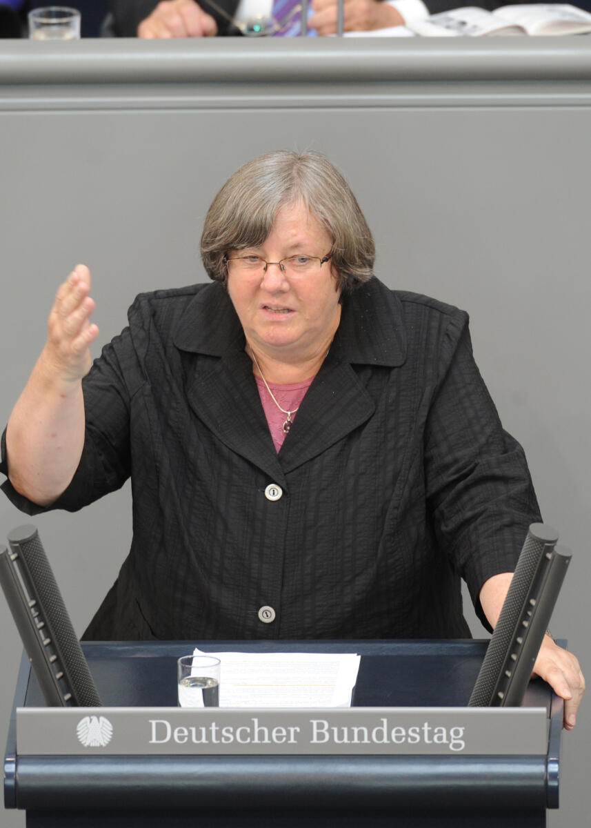 Dr. Rosemarie Hein, DIE LINKE, Bundestagsabgeordnete, Abgeordnete, Mitglied des Deutschen Bundestages, MdB, Rede, Deutscher Bundestag, 178. Sitzung, Top 4, Thema: Kooperation bei Bildung und Wissenschaft, Redner 5.; Rednerpult. Hein, Rosemarie Dr. Rosemarie Hein, DIE LINKE, Bundestagsabgeordnete, Abgeordnete, Mitglied des Deutschen Bundestages, MdB, Rede, Deutscher Bundestag, 178. Sitzung, Top 4, Thema: Kooperation bei Bildung und Wissenschaft, Redner 5.; Rednerpult.