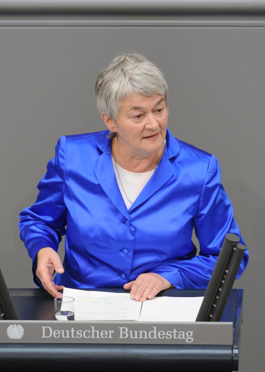 Katharina Landgraf, CDU/CSU, Bundestagsabgeordnete, Abgeordnete, Mitglied des Deutschen Bundestages, MdB, Rede, Deutscher Bundestag, 184. Sitzung, Top 4, Thema: Entgeltgleichheitsgesetz, Redner 11.; Rednerpult. Landgraf, Katharina Katharina Landgraf, CDU/CSU, Bundestagsabgeordnete, Abgeordnete, Mitglied des Deutschen Bundestages, MdB, Rede, Deutscher Bundestag, 184. Sitzung, Top 4, Thema: Entgeltgleichheitsgesetz, Redner 11.; Rednerpult.