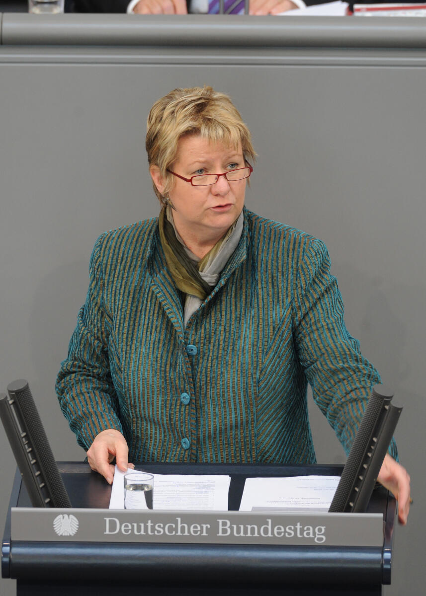 Sylvia Löhrmann, LMin. NW, Rede, Deutscher Bundestag, 178. Sitzung, Top 4, Thema: Kooperation bei Bildung und Wissenschaft, Redner 1.; Rednerpult. Löhrmann, Sylvia Sylvia Löhrmann, LMin. NW, Rede, Deutscher Bundestag, 178. Sitzung, Top 4, Thema: Kooperation bei Bildung und Wissenschaft, Redner 1.; Rednerpult.