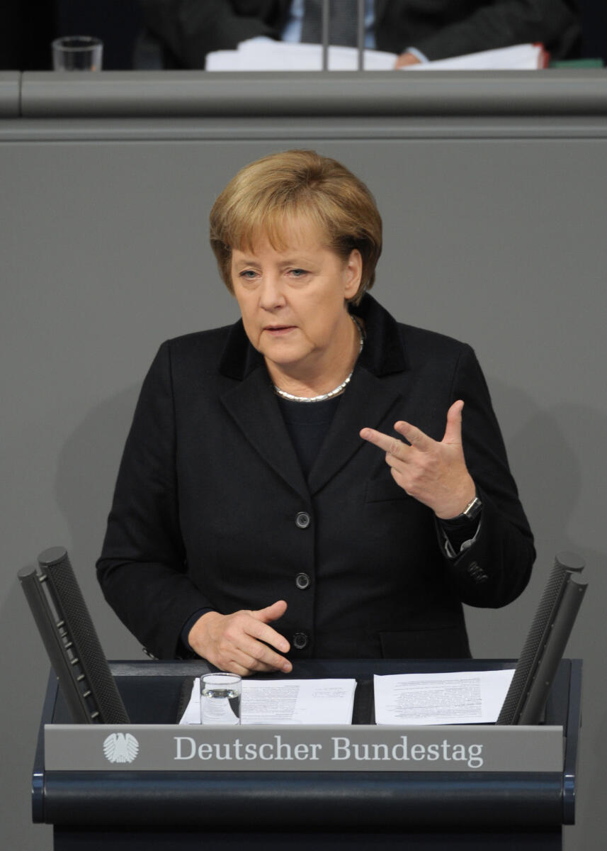 Merkel, Angela Dr. Angela Merkel, CDU/CSU, Bundeskanzlerin, Bundestagsabgeordnete, Abgeordnete, Mitglied des Deutschen Bundestages, MdB, Rede, Deutscher Bundestag, 142. Sitzung, Epl 04, Thema: Haushaltsgesetz 2012 - Bundeskanzleramt, Redner 2.; Rednerpult.
