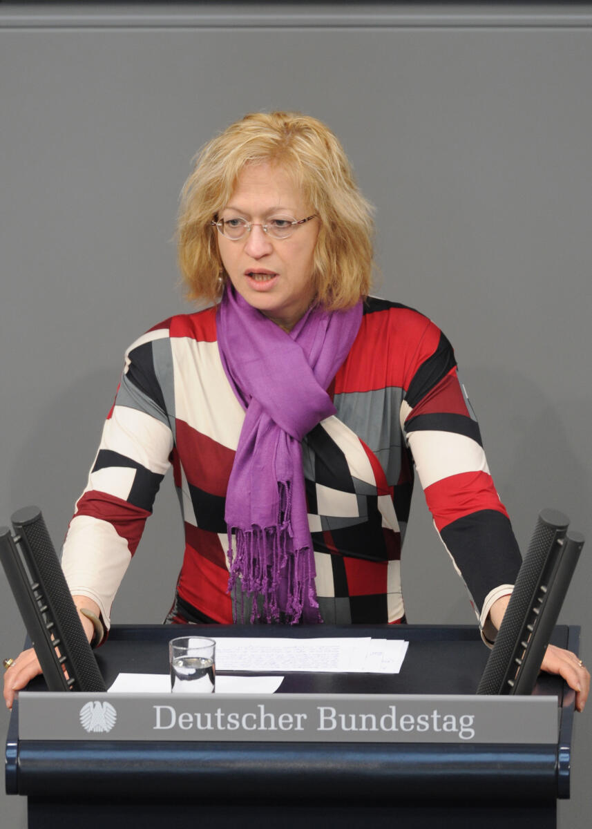 Dr. Barbara Höll, DIE LINKE, Bundestagsabgeordnete, Abgeordnete, Mitglied des Deutschen Bundestages, MdB, Rede, Deutscher Bundestag, 165. Sitzung, Top 4, Thema: Energiewende, Redner 5.; Rednerpult. Höll, Barbara Dr. Barbara Höll, DIE LINKE, Bundestagsabgeordnete, Abgeordnete, Mitglied des Deutschen Bundestages, MdB, Rede, Deutscher Bundestag, 165. Sitzung, Top 4, Thema: Energiewende, Redner 5.; Rednerpult.