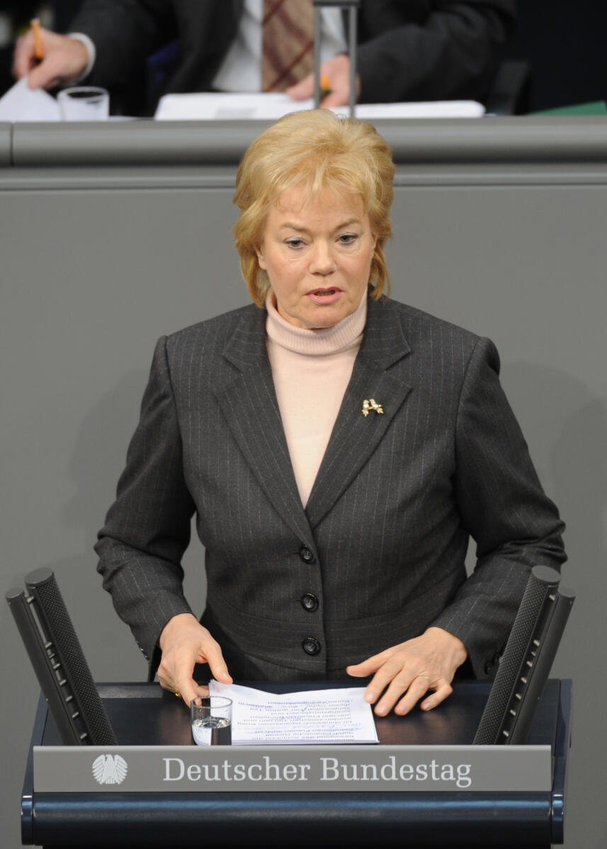 Erika Steinbach, CDU/CSU, Bundestagsabgeordnete, Abgeordnete, Mitglied des Deutschen Bundestages, MdB, Rede, Deutscher Bundestag, 165. Sitzung, Top 3, Thema: Gleichstellungspolitik, Redner 17.; Rednerpult. Steinbach, Erika Erika Steinbach, CDU/CSU, Bundestagsabgeordnete, Abgeordnete, Mitglied des Deutschen Bundestages, MdB, Rede, Deutscher Bundestag, 165. Sitzung, Top 3, Thema: Gleichstellungspolitik, Redner 17.; Rednerpult.