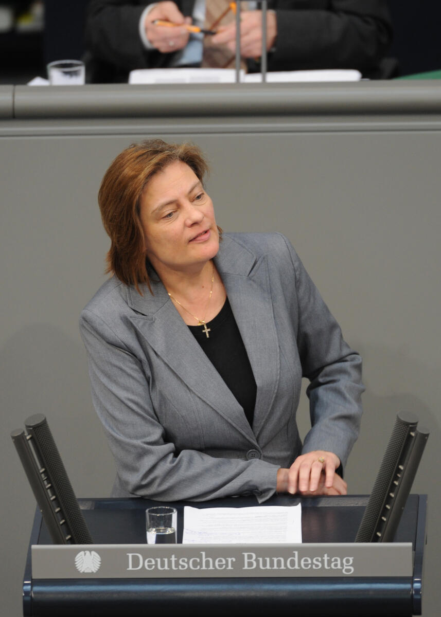 Sabine Weiss, CDU/CSU, Bundestagsabgeordnete, Abgeordnete, Mitglied des Deutschen Bundestages, MdB, Rede, Deutscher Bundestag, 165. Sitzung, Top 3, Thema: Gleichstellungspolitik, Redner 16.; Rednerpult. Weiss, Sabine Sabine Weiss, CDU/CSU, Bundestagsabgeordnete, Abgeordnete, Mitglied des Deutschen Bundestages, MdB, Rede, Deutscher Bundestag, 165. Sitzung, Top 3, Thema: Gleichstellungspolitik, Redner 16.; Rednerpult.