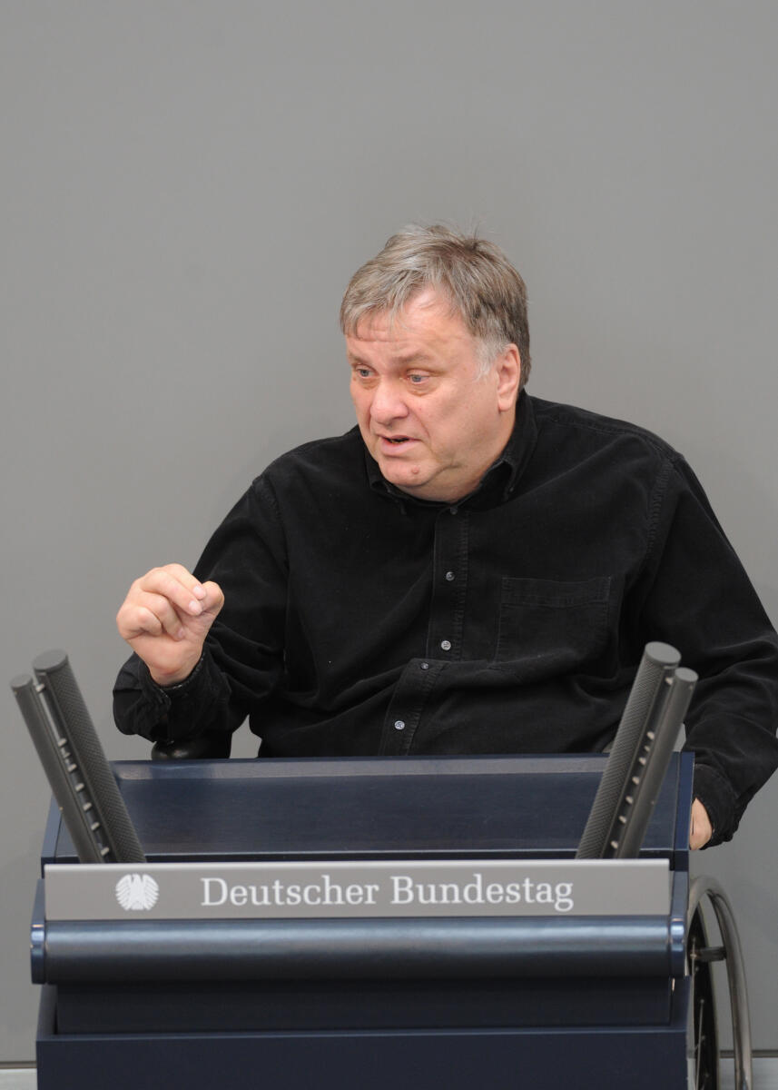Seifert, Ilja Dr. Ilja Seifert, DIE LINKE, Bundestagsabgeordneter, Abgeordneter, Mitglied des Deutschen Bundestages, MdB, Rede, Deutscher Bundestag, 175. Sitzung, Top 3, Thema: Neuausrichtung der Pflegeversicherung, Redner 9.; Rednerpult.