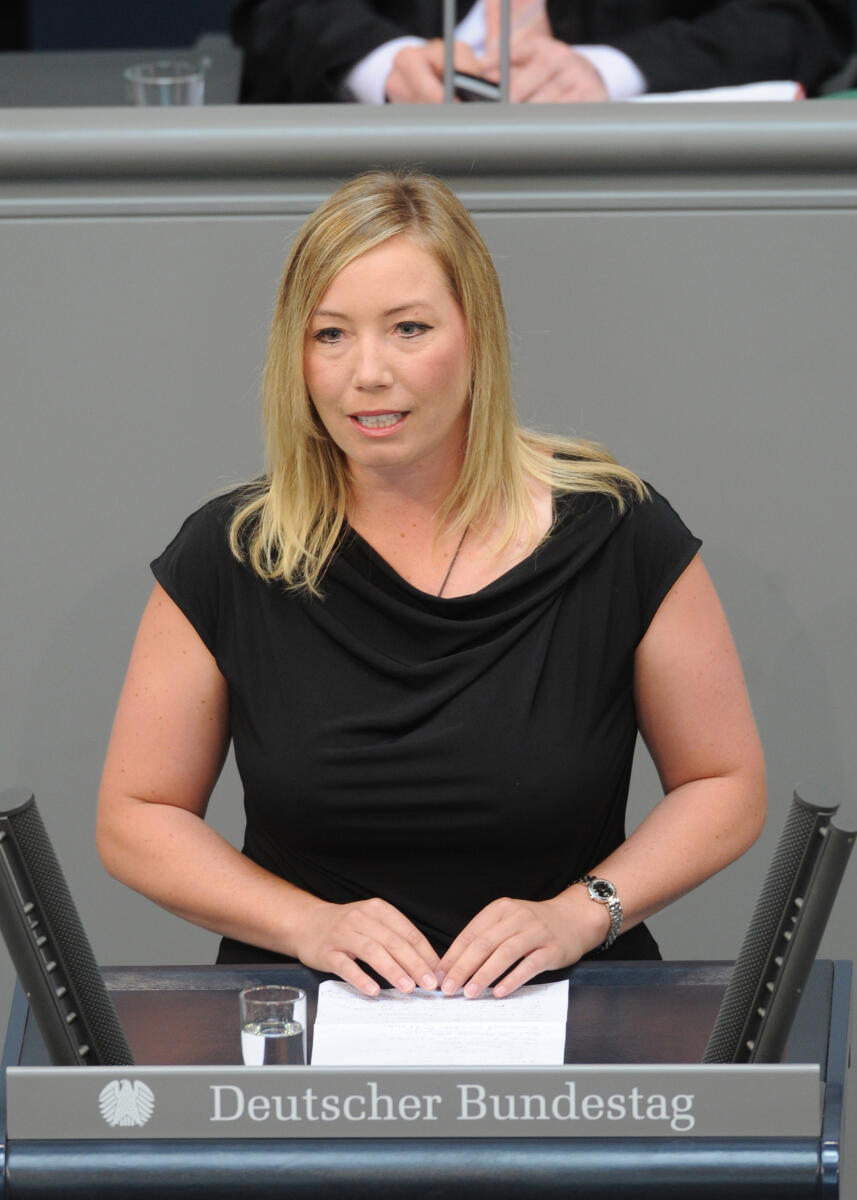 Miriam Gruß, FDP, Bundestagsabgeordnete, Abgeordnete, Mitglied des Deutschen Bundestages, MdB, Rede, Deutscher Bundestag, 187. Sitzung, Top 3, Thema: Betreuungsgeld und Kindertagesbetreuung, Redner 3.; Rednerpult. Gruß, Miriam Miriam Gruß, FDP, Bundestagsabgeordnete, Abgeordnete, Mitglied des Deutschen Bundestages, MdB, Rede, Deutscher Bundestag, 187. Sitzung, Top 3, Thema: Betreuungsgeld und Kindertagesbetreuung, Redner 3.; Rednerpult.