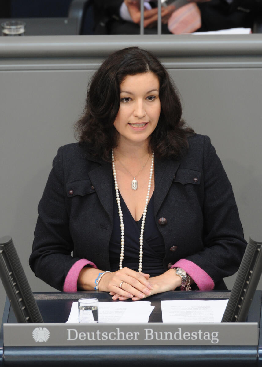 Dorothee Bär, CDU/CSU, Bundestagsabgeordnete, Abgeordnete, Mitglied des Deutschen Bundestages, MdB, Rede, Deutscher Bundestag, 187. Sitzung, Top 3, Thema: Betreuungsgeld und Kindertagesbetreuung, Redner 1.; Rednerpult. Bär, Dorothee Dorothee Bär, CDU/CSU, Bundestagsabgeordnete, Abgeordnete, Mitglied des Deutschen Bundestages, MdB, Rede, Deutscher Bundestag, 187. Sitzung, Top 3, Thema: Betreuungsgeld und Kindertagesbetreuung, Redner 1.; Rednerpult.