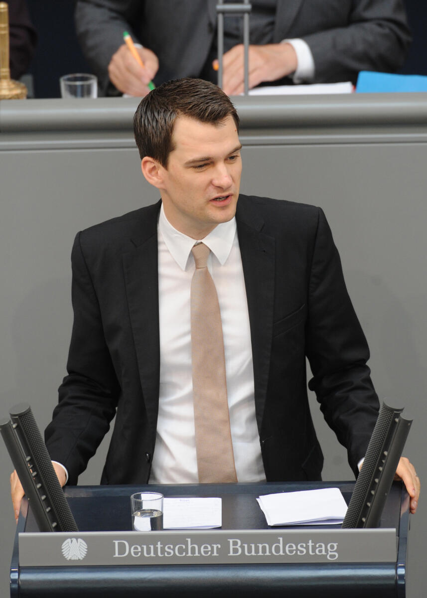 Vogel, Johannes Johannes Vogel, FDP, Bundestagsabgeordneter, Abgeordneter, Mitglied des Deutschen Bundestages, MdB, Rede, Deutscher Bundestag, 187. Sitzung, Top 4, Thema:Kontrolle von Werkverträgen und Leiharbeit, Redner 13.; Rednerpult.