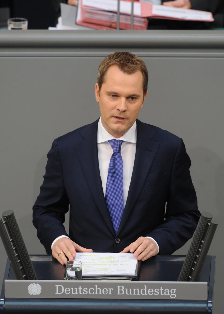 Bahr, Daniel Daniel Bahr, BMin., FDP, Bundestagsabgeordneter, Abgeordneter, Mitglied des Deutschen Bundestages, MdB, Rede, Deutscher Bundestag, 175. Sitzung, Top 3, Thema: Neuausrichtung der Pflegeversicherung, Redner 1.; Rednerpult.