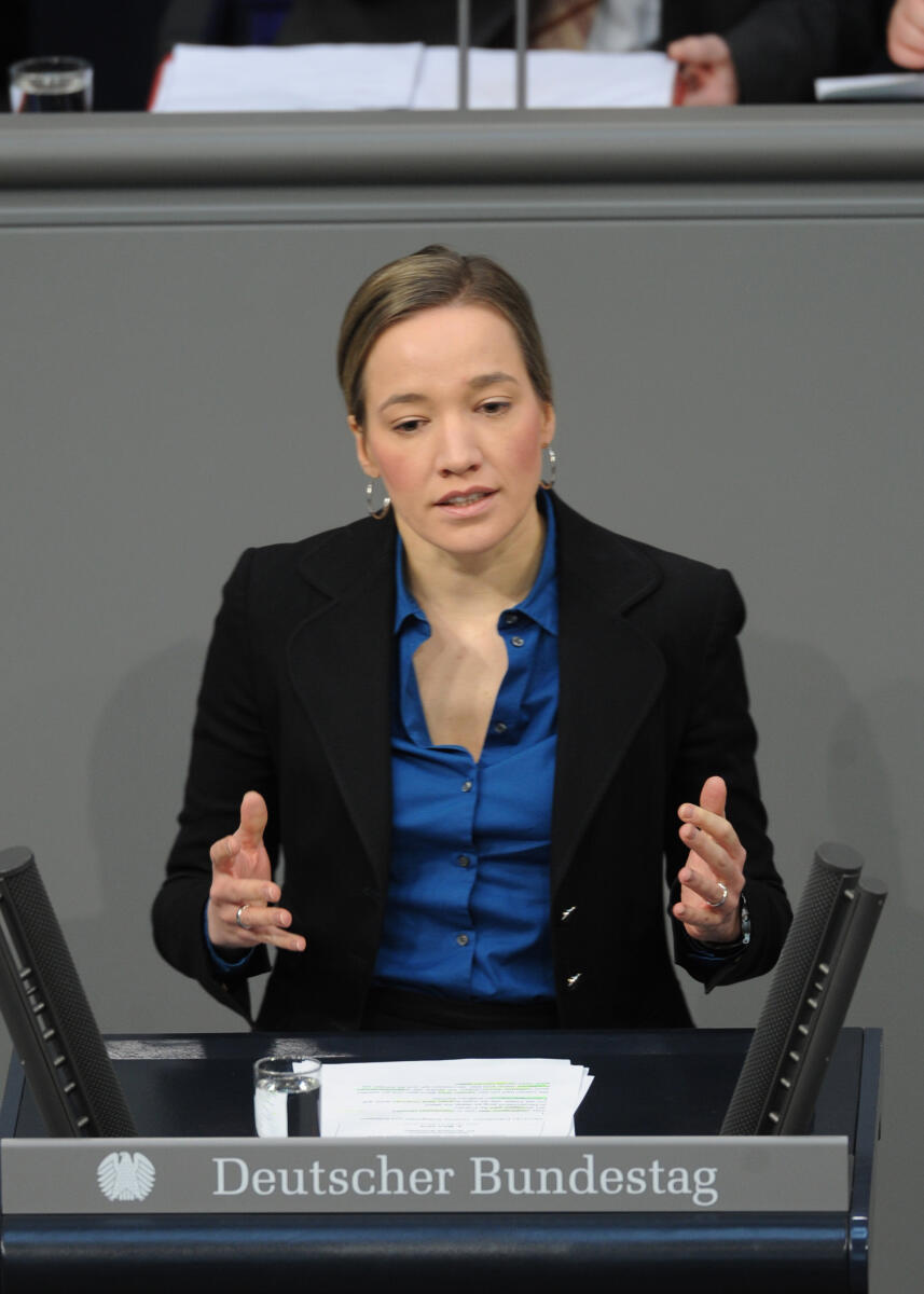 Dr. Kristina Schröder, BMin., CDU/CSU, Bundestagsabgeordnete, Abgeordnete, Mitglied des Deutschen Bundestages, MdB, Rede, Deutscher Bundestag, 165. Sitzung, Top 3, Thema: Gleichstellungspolitik, Redner 1.; Rednerpult. Schröder, Kristina Dr. Kristina Schröder, BMin., CDU/CSU, Bundestagsabgeordnete, Abgeordnete, Mitglied des Deutschen Bundestages, MdB, Rede, Deutscher Bundestag, 165. Sitzung, Top 3, Thema: Gleichstellungspolitik, Redner 1.; Rednerpult.