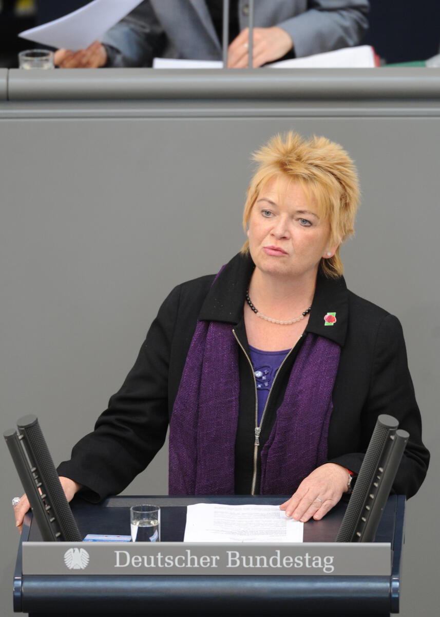 Mechthild Rawert, SPD, Bundestagsabgeordnete, Abgeordnete, Mitglied des Deutschen Bundestages, MdB, Rede, Deutscher Bundestag, 168. Sitzung, Top 3, Thema: Entscheidungslösung im Transplantationsgesetz, Redner 16.; Rednerpult. Rawert, Mechthild Mechthild Rawert, SPD, Bundestagsabgeordnete, Abgeordnete, Mitglied des Deutschen Bundestages, MdB, Rede, Deutscher Bundestag, 168. Sitzung, Top 3, Thema: Entscheidungslösung im Transplantationsgesetz, Redner 16.; Rednerpult.
