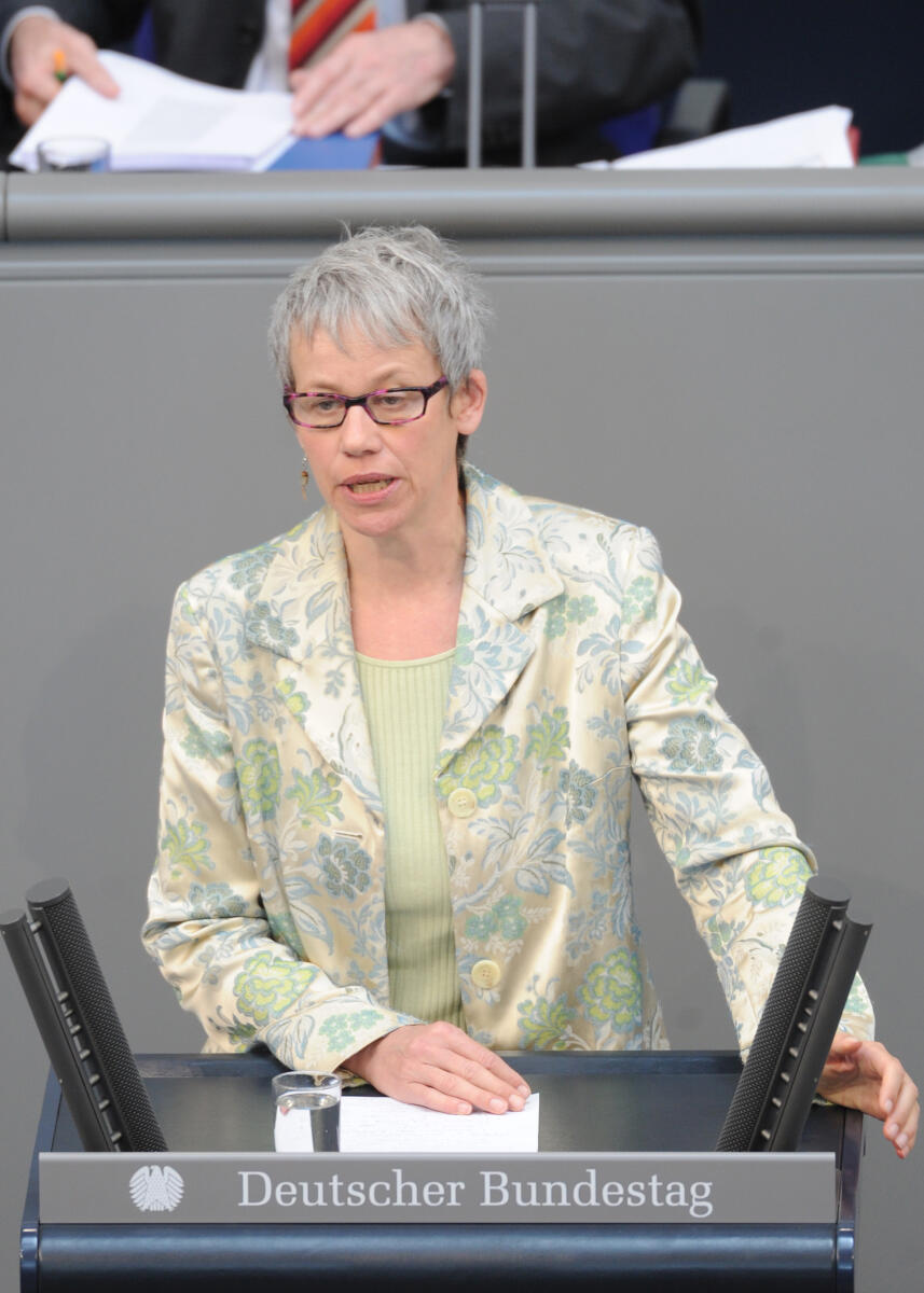 Birgitt Bender, Bündnis 90/Die Grünen, Bundestagsabgeordnete, Abgeordnete, Mitglied des Deutschen Bundestages, MdB, Rede, Deutscher Bundestag, 168. Sitzung, Top 3, Thema: Entscheidungslösung im Transplantationsgesetz, Redner 14.; Rednerpult. Bender, Birgitt Birgitt Bender, Bündnis 90/Die Grünen, Bundestagsabgeordnete, Abgeordnete, Mitglied des Deutschen Bundestages, MdB, Rede, Deutscher Bundestag, 168. Sitzung, Top 3, Thema: Entscheidungslösung im Transplantationsgesetz, Redner 14.; Rednerpult.