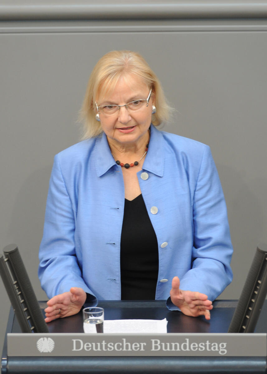 Dr. Marlies Voklmer, SPD, Bundestagsabgeordnete, Abgeordnete, Mitglied des Deutschen Bundestages, MdB, Rede, Deutscher Bundestag, 168. Sitzung, Top 3, Thema: Entscheidungslösung im Transplantationsgesetz, Redner 12.; Rednerpult. Volkmer, Marlies Dr. Marlies Voklmer, SPD, Bundestagsabgeordnete, Abgeordnete, Mitglied des Deutschen Bundestages, MdB, Rede, Deutscher Bundestag, 168. Sitzung, Top 3, Thema: Entscheidungslösung im Transplantationsgesetz, Redner 12.; Rednerpult.