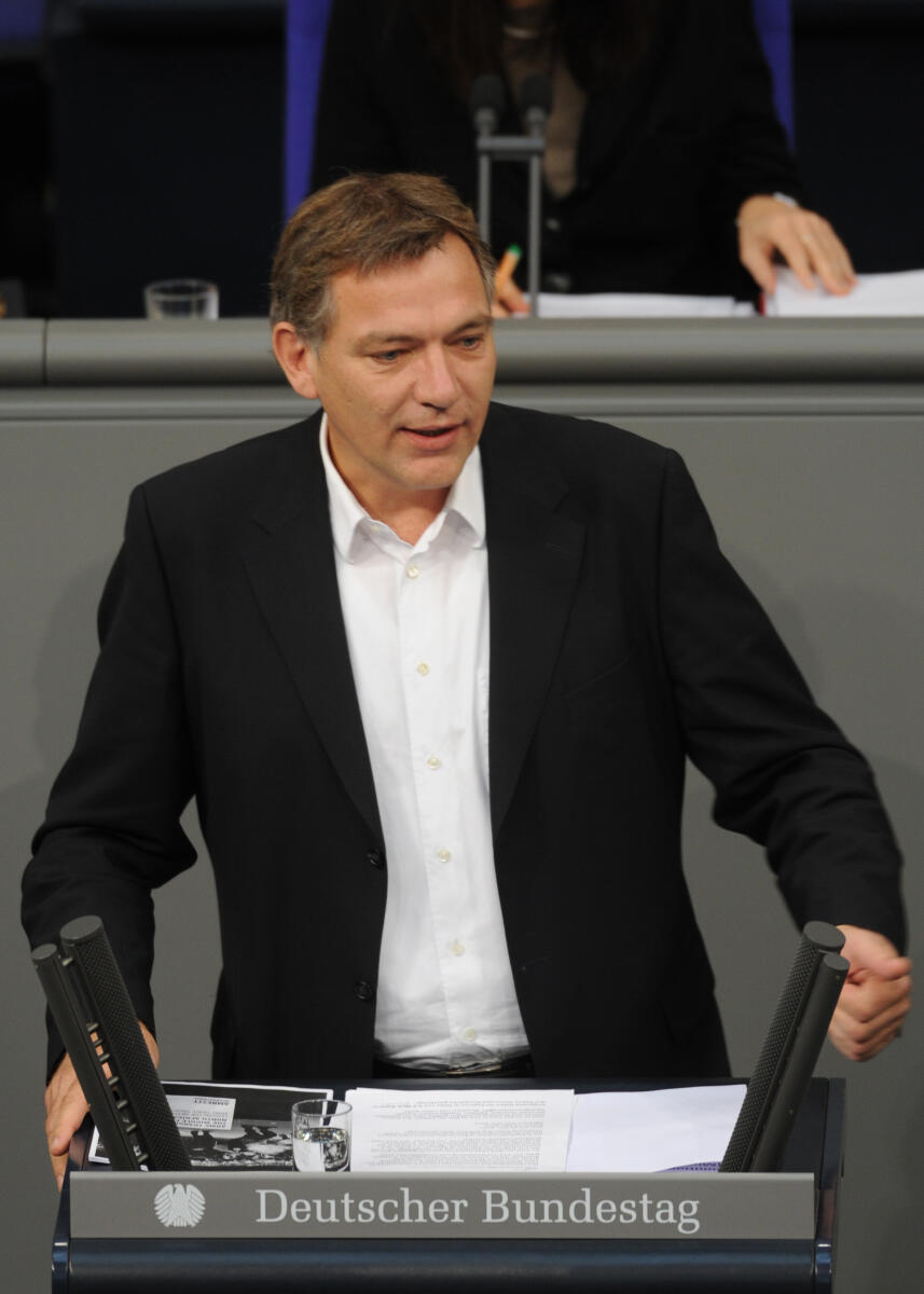 Jan van Aken, DIE LINKE, Bundestagsabgeordneter, Abgeordneter, Mitglied des Deutschen Bundestages, MdB, Rede, Deutscher Bundestag, 133. Sitzung, TOP 4, Thema: Rüstungsexport, Redner 4.; Rednerpult. Aken, Jan van Jan van Aken, DIE LINKE, Bundestagsabgeordneter, Abgeordneter, Mitglied des Deutschen Bundestages, MdB, Rede, Deutscher Bundestag, 133. Sitzung, TOP 4, Thema: Rüstungsexport, Redner 4.; Rednerpult.